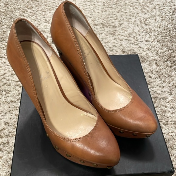 Donald Pliner Tan/Cognac Soft Leather Wedge w Studs…. Size 7 - Picture 4 of 6